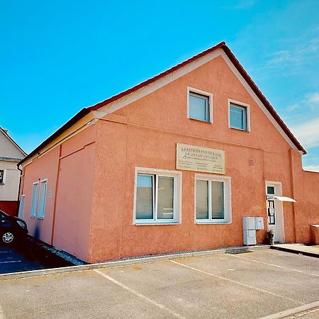 Apartman Pod Hradem Horsovsky Tyn Экстерьер фото
